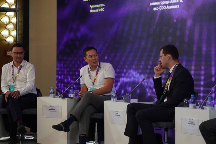 Баян Конирбаев (в центре)