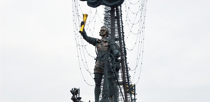 Памятник Петру I Зураба Церетели. Изначально был выполнен как памятник Христофору Колумбу