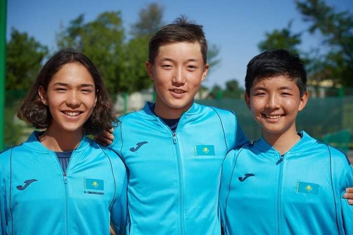 Сборная Казахстана (до 16 лет) (слева направо): Амир Омарханов, Дамир Жалгасбай и Зангар Нурланулы