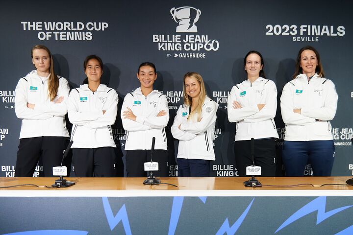  Фото на память: женская сборная Казахстана образца Севильи-2023 (слева направо: Е.Рыбакина, Ж.Куламбаева, А.Сагандыкова, Ю.Путинцева, А.Данилина, Я.Шведова)