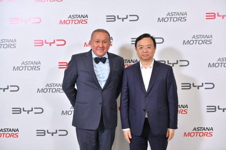  Основатель «Астана Моторс» Нурлан Смагулов и основатель BYD Ван Чуанфу