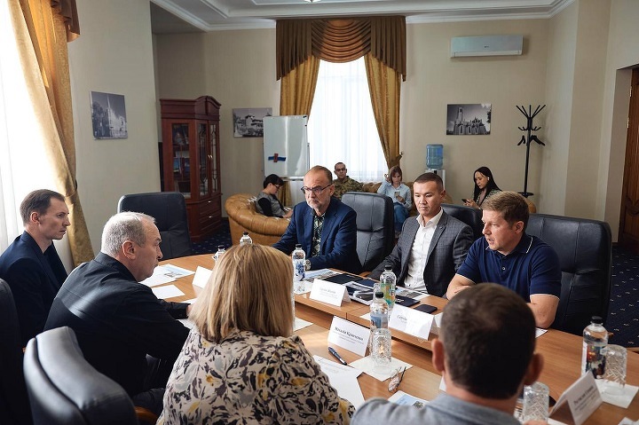 На переговорах с представителями казахстанской компании На переговорах с представителями казахстанской компании