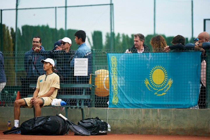 Амир Омарханов отдыхает в перерыве между геймами, а болельщики буквально дышат ему в спину