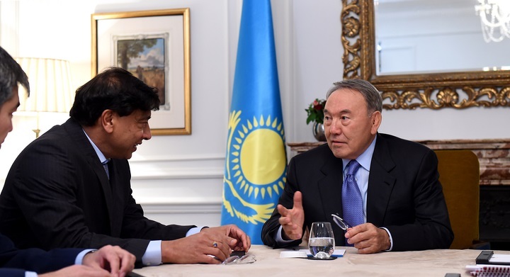 Первый президент РК Нурсултан Назарбаев и председатель «Арселор Миттал» Лакшми Миттал на встрече в ноябре 2015 года.