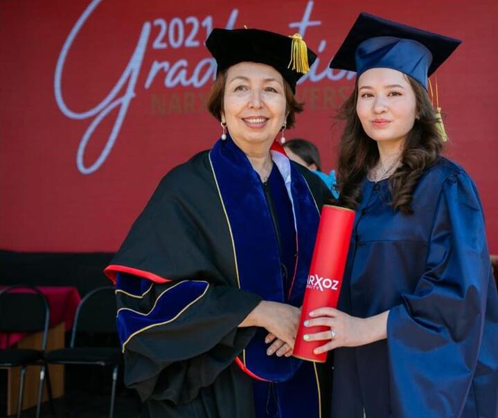 Мадина Доскенова (справа) на вручении диплома в университете Нархоз