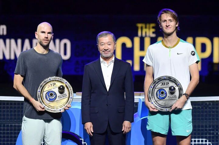 Финалисты ATP 250 Astana Open 2023 в одиночном разряде Адриан Маннарино (слева) и Себастьян Корда (справа) с президентом ФТК Булатом Утемуратовым