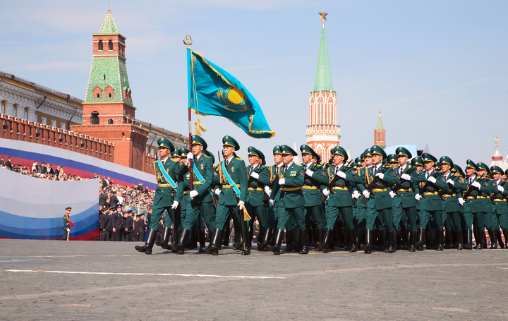Казахстанские военные на параде в Москве, Россия. 9 мая 2010 года