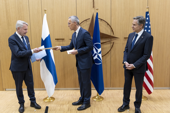 Слева направо: глава МИД Финляндии Пекка Хаависто, генсек НАТО Йенс Столтенберг и госсекретарь США Энтони Блинкен