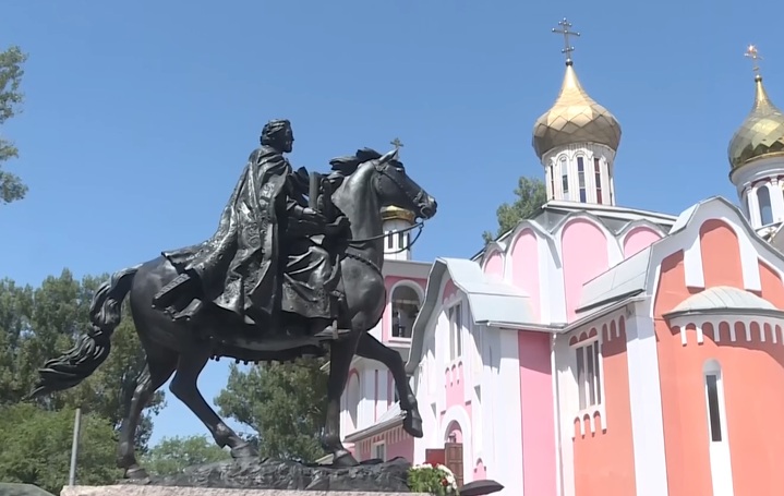 Памятник Александру Невскому в Алматы 
