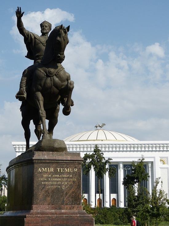 Памятник Амиру Темуру в Ташкенте