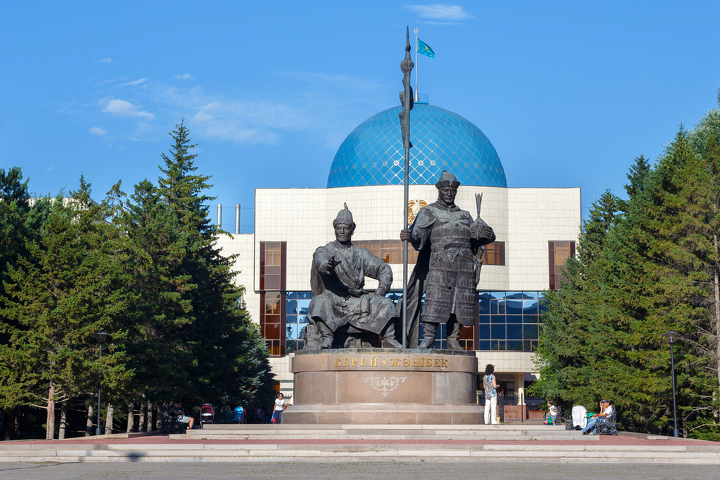 Памятник основателям Казахского ханства - ханам Жанибеку и Керею