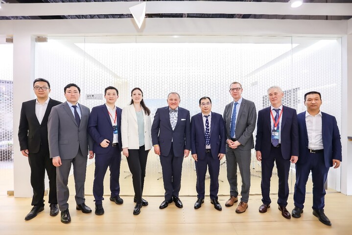 Встреча делегации «Астана Моторс» с руководством Chery, в центре вице-президент Chery International г-н Джанг