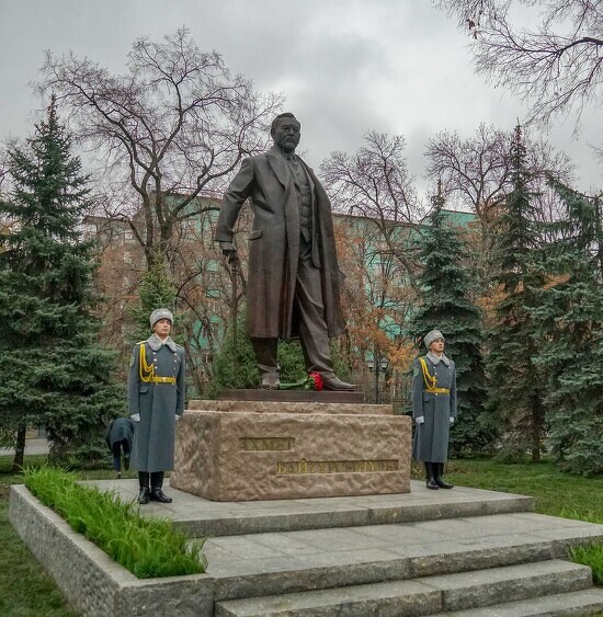 Памятник Ахмету Байтурсынулы в Алматы