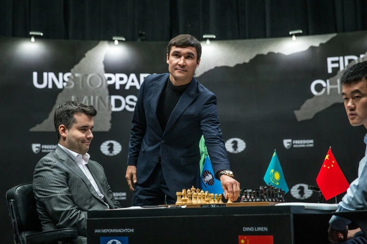 Символический первый ход в пятой партии сделал Серик Сапиев, олимпийский чемпион и обладатель Кубка Вэла Баркера как самый техничный боксер Олимпиады-2012 в Лондоне Символический первый ход в пятой партии сделал Серик Сапиев, олимпийский чемпион и обладатель Кубка Вэла Баркера как самый техничный боксер Олимпиады-2012 в Лондоне