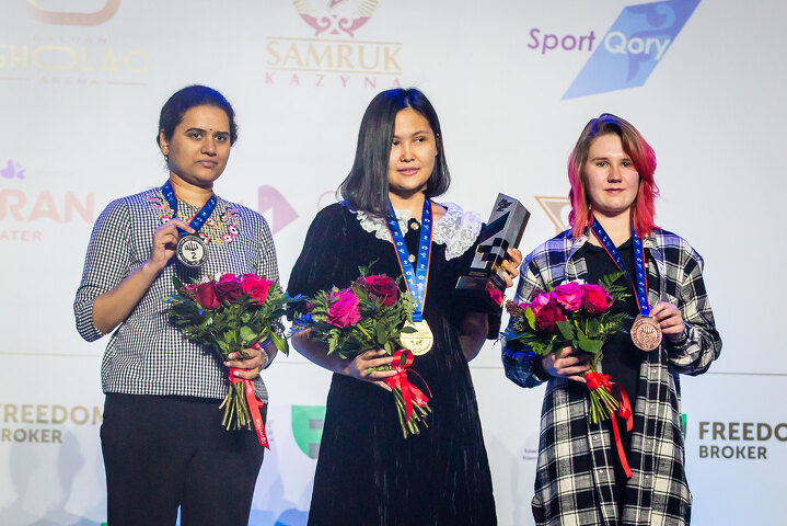 Победительницы ЧМ-2022 в блице (слева направо): Хампи Конеру (Индия), Бибисара Асаубаева (Казахстан) и Полина Шувалова (Россия)