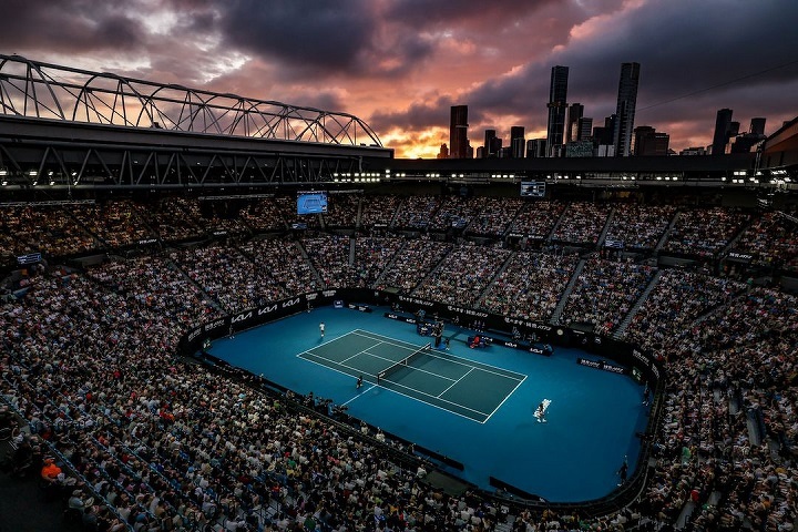 Вечерний вид главного корта Открытого чемпионата Австралии – арены Рода Лейвера