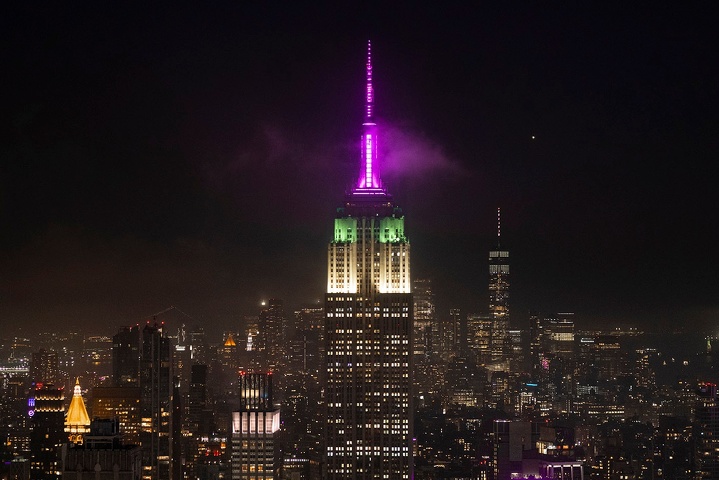 Субботним вечером 15 июля здание Empire State Building в Нью-Йорке окрасилось в цвета Уимблдонского турнира