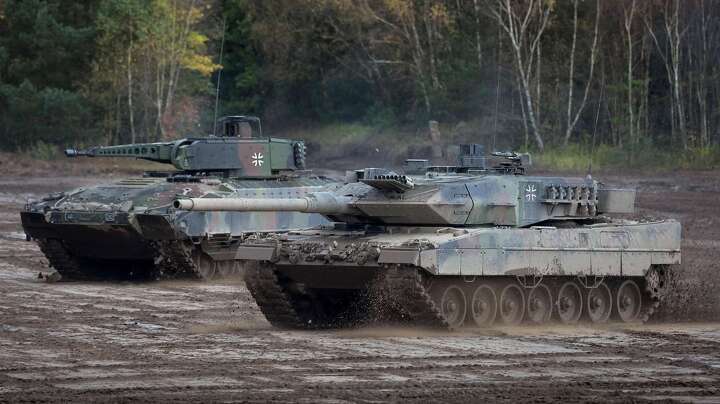 Немецкий танк Leopard 2A6 (на переднем плане) и БМП Puma