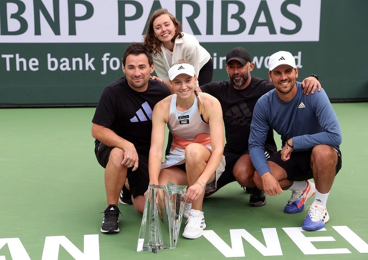 Елена Рыбакина показывает пример молодым теннисистам: вслед за победой на Уимблдоне-2022 и финалом на Открытом чемпионате Австралии - 2023 она выиграла крупный турнир в Индиан-Уэллсе.