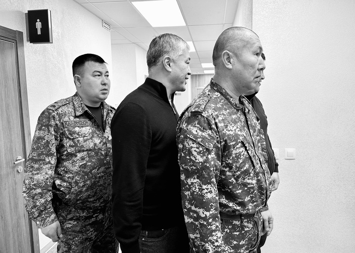 Кайрат Боранбев (в центре) перед очередным судебным процессом