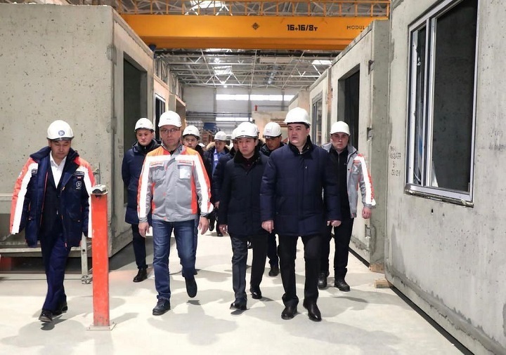 Женис Касымбек с коллегами в индустриальном парке №1, Астана