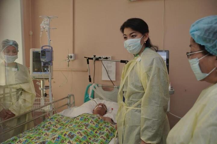 Ажар Гиният в Инфекционном центре карагандинской областной клинической  больницы, куда поступили девять детей.