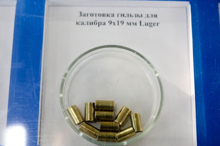 Заготовка для гильзы калибра 9х19 мм Luger. На производственной линии в нее вставляется капсюль, отсыпается порох и вставляется готовая пуля