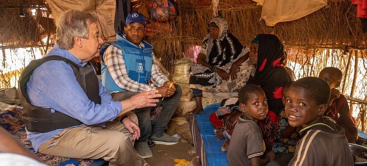 Антониу Гутерриш встречается с семьей внутренне перемещенных лиц в лагере в Байдоа на юго-западе Сомали