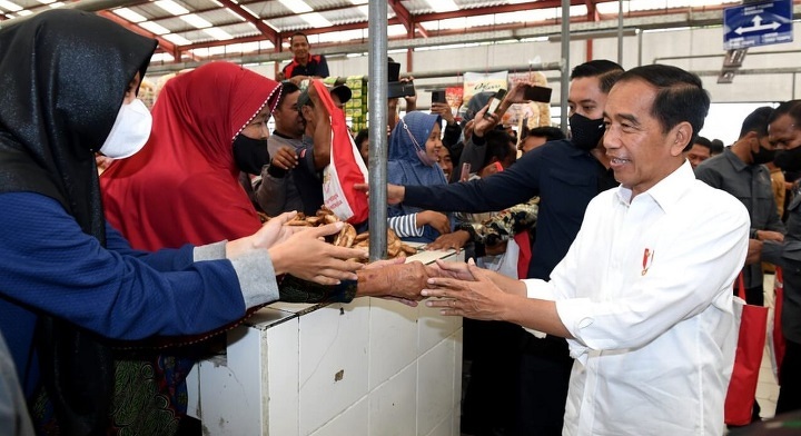 Президент Индонезии Джоко Видодо на рынке Чепого, провинция Центральная Ява
