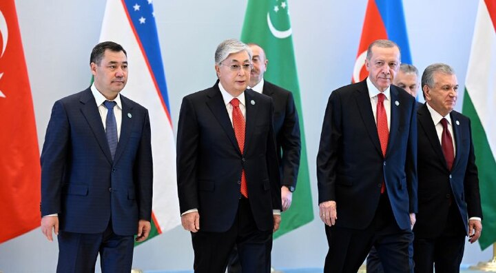 На переднем плане (слева направо:) Садык Жапаров, Касым-Жомарт Токаев, Реджеп Тайип Эрдоган и Шавкат Мирзиёев