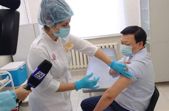Министр здравоохранения Казахстана Алексей Цой прививается отечественной вакциной QazVac