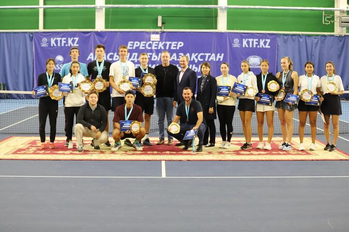 Победители и призёры чемпионата Казахстана (стоят четвёртый, пятый и шестой слева – Жукаев, Ломакин и Евсеев, шестая справа – Айнитдинова)