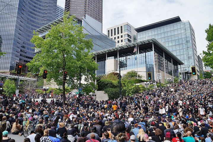 Протестующие сидят на пересечении Джеймс-стрит и 4-й авеню в центре Сиэтла, перед зданием мэрии Сиэтла, в рамках протестов Джорджа Флойда
