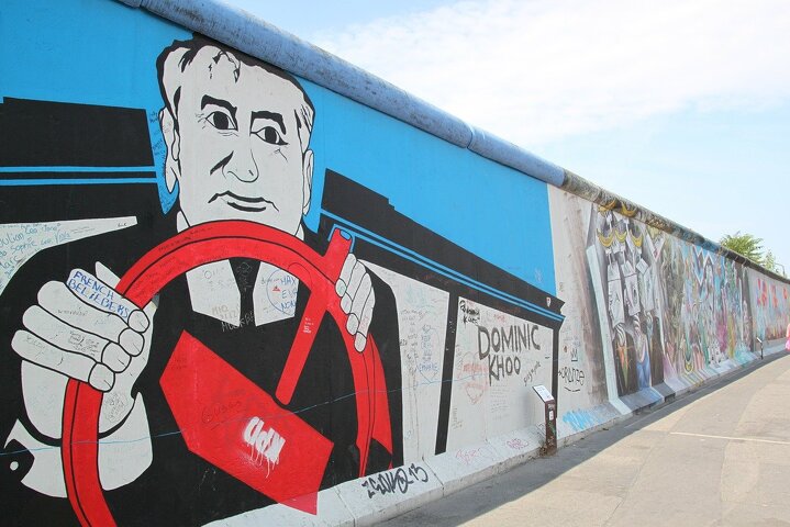 Так изобразил Михаила Горбачева на Берлинской стене безымянный художник 