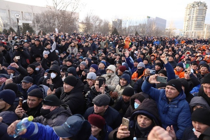  Митинг на площади Ынтымак в Актау