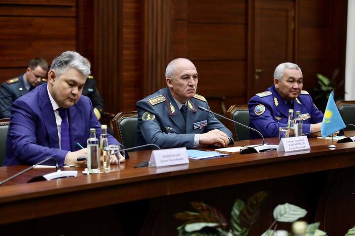Генерал-полковник Руслан Жаксылыков (в центре)