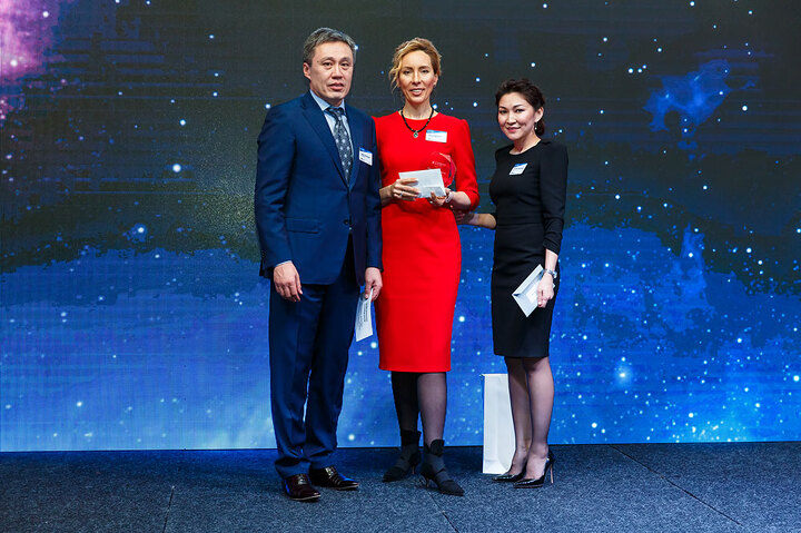 Ирина Маджуга, один из финалистов программы 2018 года, Кайрат Мажибаев, представитель жюри, Салтанат Даулетова, ассоциированный партнер практики налоговых и юридических услуг EY, на церемонии награждения в Алматы (2019)