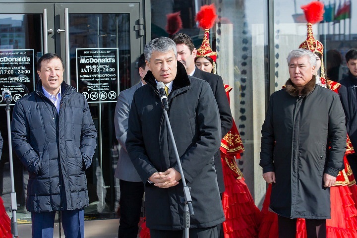 Кайрат Боранбаев на открытии первого в Казахстане ресторана McDonald's, 2016, Астана