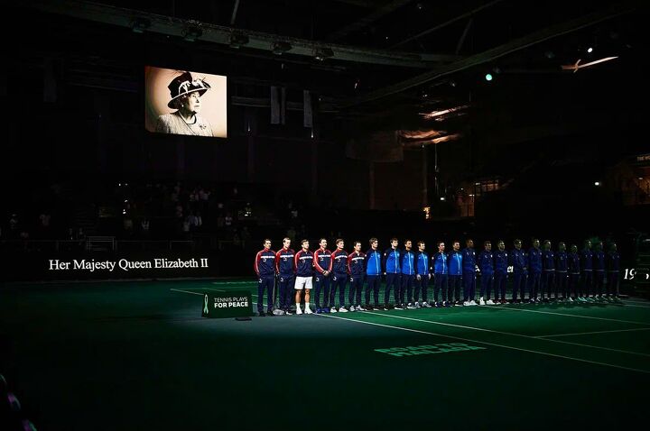 Тожественная церемония открытия группового этапа Кубка Дэвиса в Глазго началась с минуты молчания в память о королеве Елизавете II