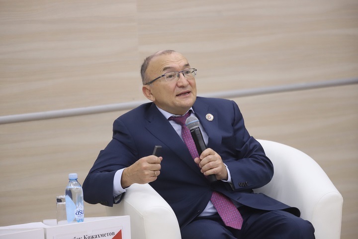 Научный редактор издания президент AlmaU Асылбек Кожахметов