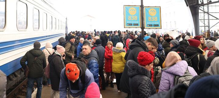 Украинские беженцы ждут во Львове посадки на поезд, следующий в Польшу