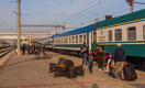 Россия хочет ввозить узбекских мигрантов на чартерных поездах через Казахстан
