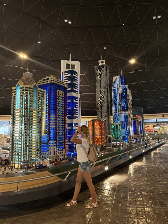 Макеты зданий Дубая, построенные из деталей Lego