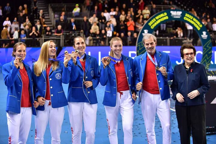 Сборная Швейцарии с чемпионскими медалями и в чемпионских пиджаках от Tory Burch (слева направо): В. Голубич, Дж.Тайхманн, Б.Бенчич, С.Вальтерт, Х.Гюнтхардт (капитан) и Билли Джин Кинг. 