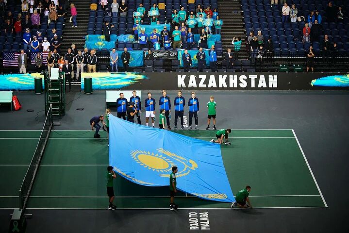 Сборная Казахстана и её верные болельщики перед началом матча против сборной США