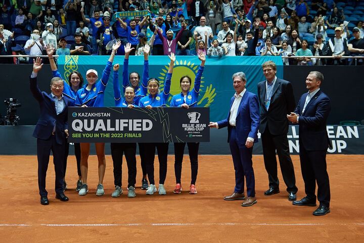 Радость победы с командой делят президент ФТК Булат Утемуратов (крайний слева) и президент ITF Дэвид Хаггерти (третий справа)