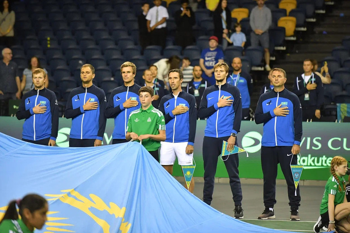Сборная Казахстана перед матчем со сборной Нидерландов (слева направо):  Голубев, Недовесов, Попко, Кукушкин, Бублик, Щукин (капитан)