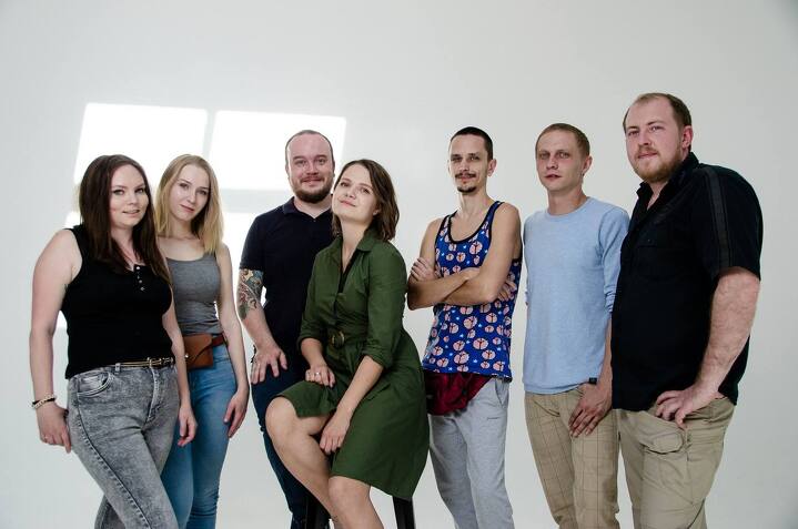 Илья и Анна Бандарик (в центре) и команда компании Red Crow style
