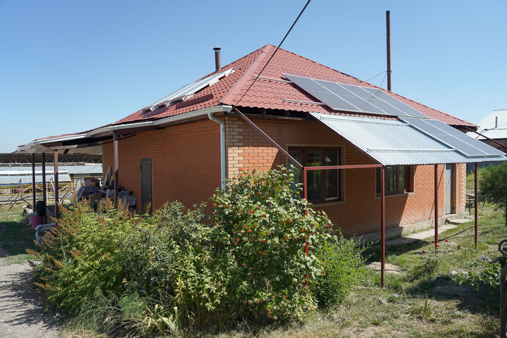 Солнечные станции и солнечные коллекторы на доме семьи Веретельных