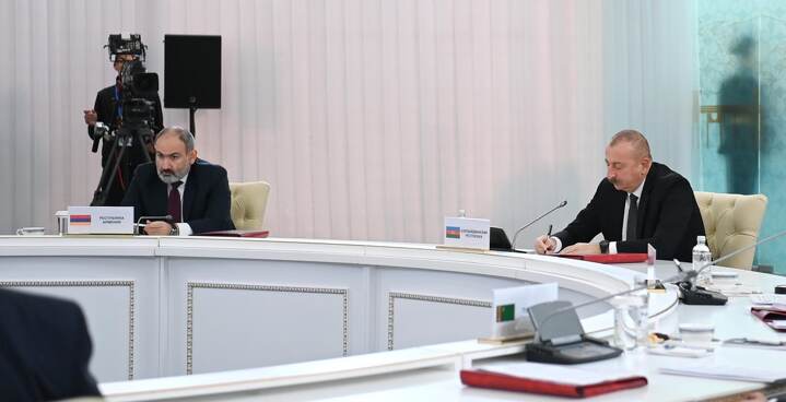Премьер-министр Армении и президент Азербайджана сидят рядом